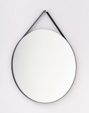 Круглое настенное зеркало диаметр 62 в ремне из натуральной кожи 