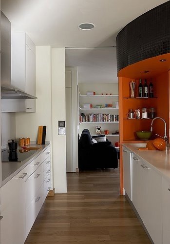 Фотография: Кухня и столовая в стиле Скандинавский, Современный, Декор интерьера, Дизайн интерьера, Цвет в интерьере, Оранжевый – фото на INMYROOM