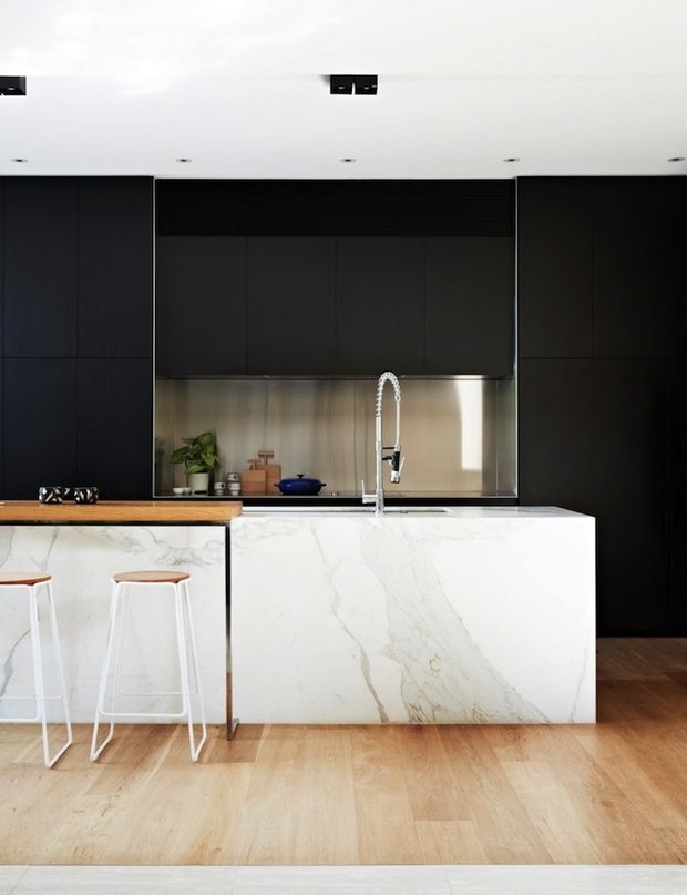 Фотография: Кухня и столовая в стиле Лофт, Интерьер комнат, Цвет в интерьере, Белый – фото на INMYROOM