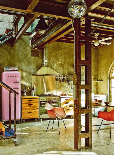 Фотография: Кухня и столовая в стиле Лофт, Дома и квартиры, Интерьеры звезд, Индустриальный – фото на INMYROOM