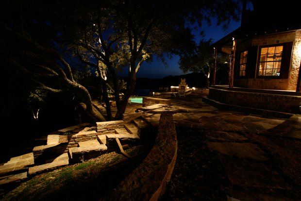 Фотография: Ландшафт в стиле , Мебель и свет, Дом и дача, как осветить дачный участок, как выбрать фонари для сада – фото на INMYROOM