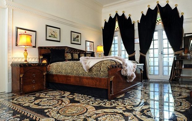 Фотография: Спальня в стиле Классический, Дома и квартиры, Интерьеры звезд – фото на INMYROOM