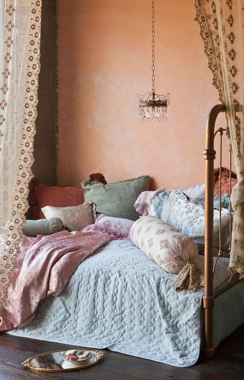 Фотография: Спальня в стиле Прованс и Кантри, Декор интерьера, Дизайн интерьера, Цвет в интерьере – фото на INMYROOM