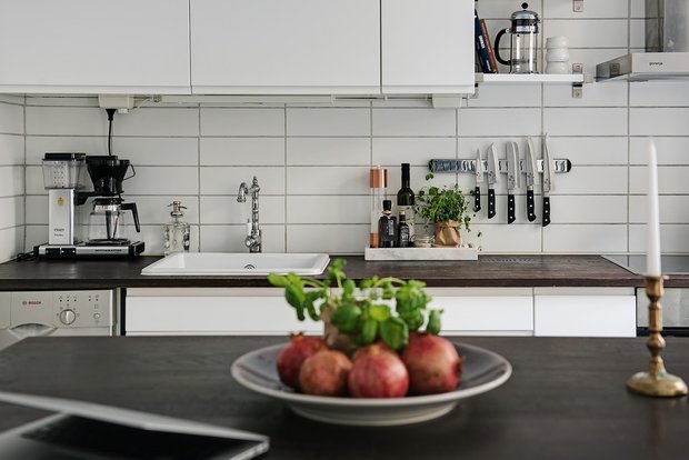 Фотография: Кухня и столовая в стиле Скандинавский, Декор интерьера, Квартира, Швеция, 2 комнаты, 40-60 метров, Alvhem – фото на INMYROOM
