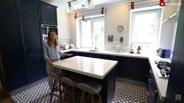 Как дизайнер обустроила свою кухню 11 м² с островом в загородном доме