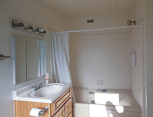 Фотография: Ванная в стиле Современный, Декор, Белый, Переделка, Черный, Ремонт на практике – фото на INMYROOM