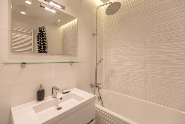 Фотография:  в стиле , Ванная, Советы, нормы освещения в ванной, как сделать ванную уютнее, если скользко в ванной – фото на INMYROOM