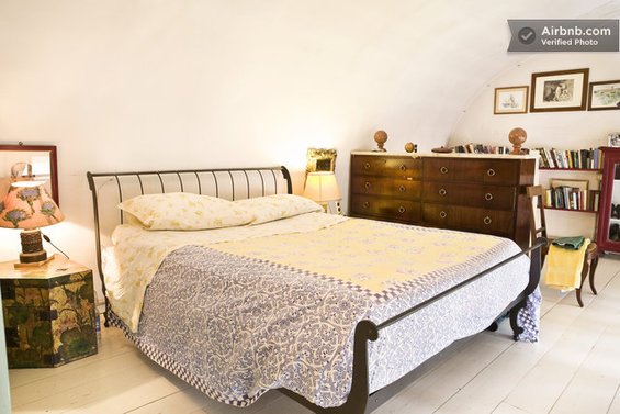 Фотография: Спальня в стиле , Стиль жизни, Советы, Париж, Airbnb – фото на INMYROOM