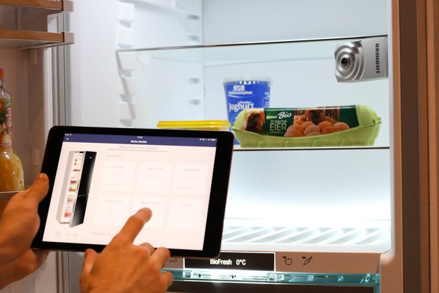 Холодильник Liebherr, снабженный модулем SmartDeviceBox, сам заботится о том, чтобы продукты в нем не испортились