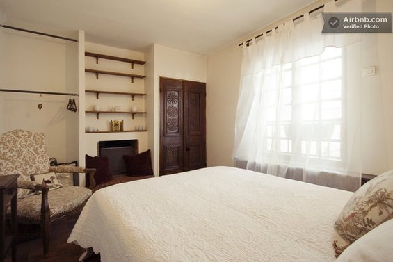 Фотография: Спальня в стиле Прованс и Кантри, Стиль жизни, Советы, Париж, Airbnb – фото на INMYROOM