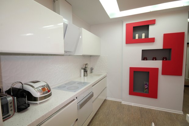Фотография: Кухня и столовая в стиле Современный, Малогабаритная квартира, Квартира, Цвет в интерьере, Дома и квартиры, Белый – фото на INMYROOM