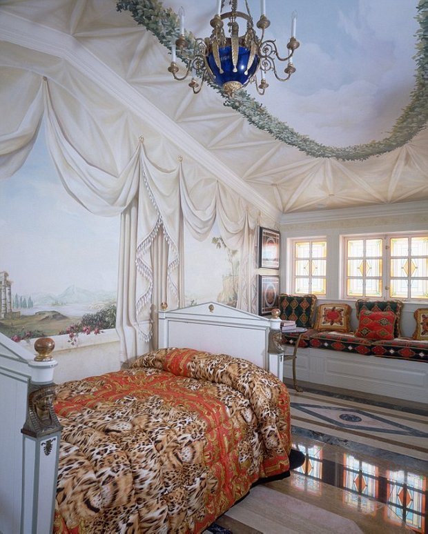 Фотография: Спальня в стиле Классический, Дома и квартиры, Интерьеры звезд – фото на INMYROOM