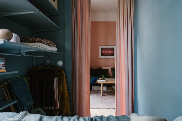 Фотография: Спальня в стиле Минимализм, Декор интерьера, Малогабаритная квартира, Квартира, Швеция, Синий, Серый, Розовый, 2 комнаты, до 40 метров – фото на INMYROOM