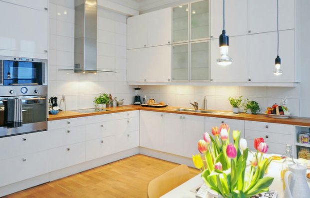 Фотография: Кухня и столовая в стиле Скандинавский, Интерьер комнат, Цвет в интерьере, Белый – фото на INMYROOM