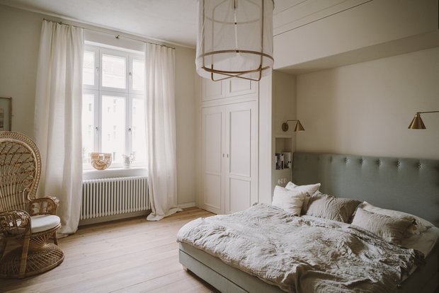 Фотография: Спальня в стиле Скандинавский, Классический, Декор интерьера, Квартира, Белый, Зеленый, Бежевый, Польша, 3 комнаты – фото на INMYROOM