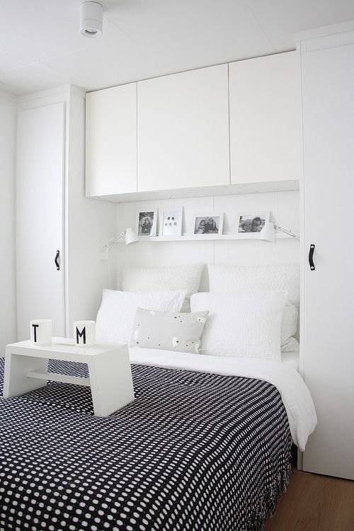 Фотография: Спальня в стиле Скандинавский, Малогабаритная квартира, Системы хранения, Руслан Кирничанский – фото на INMYROOM