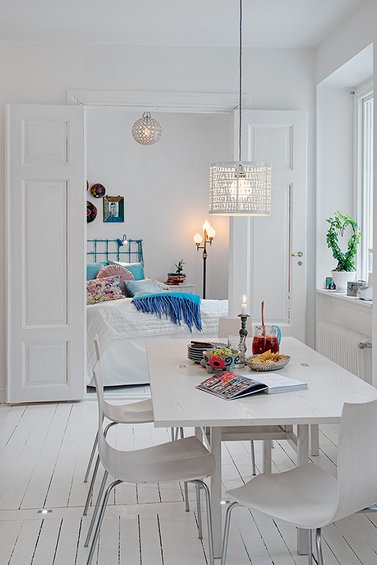 Фотография: Спальня в стиле Скандинавский, Декор интерьера, Малогабаритная квартира, Квартира, Швеция, Цвет в интерьере, Дома и квартиры, Белый – фото на INMYROOM