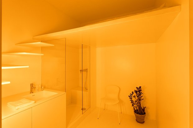 Фотография: Ванная в стиле Современный, Малогабаритная квартира, Квартира, Цвет в интерьере, Дома и квартиры, Белый – фото на INMYROOM