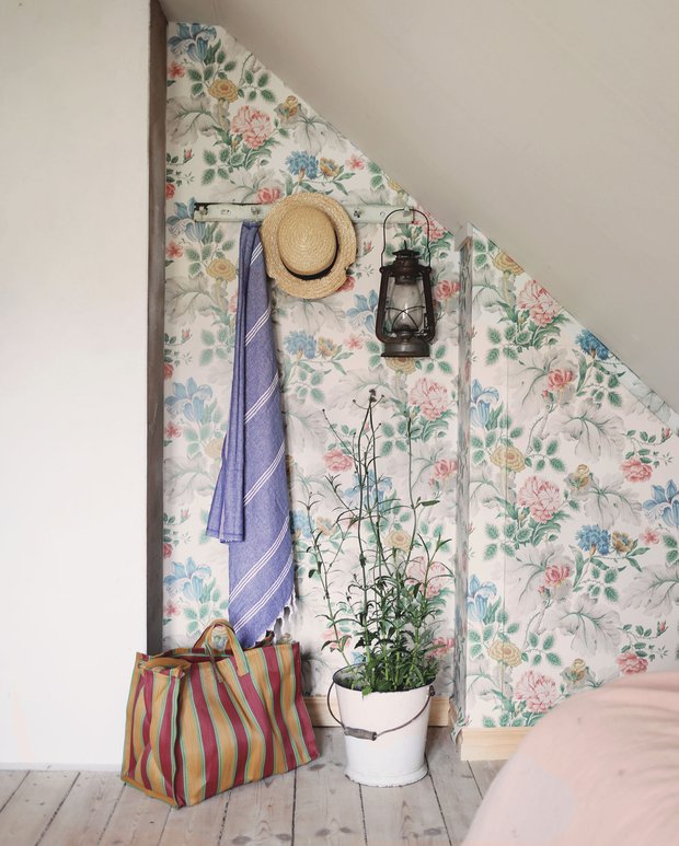 Фотография: Спальня в стиле Прованс и Кантри, Декор интерьера, Дом, Швеция, Дача, Розовый, как оформить летний дом – фото на INMYROOM