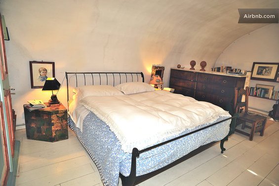 Фотография: Спальня в стиле Современный, Стиль жизни, Советы, Париж, Airbnb – фото на INMYROOM