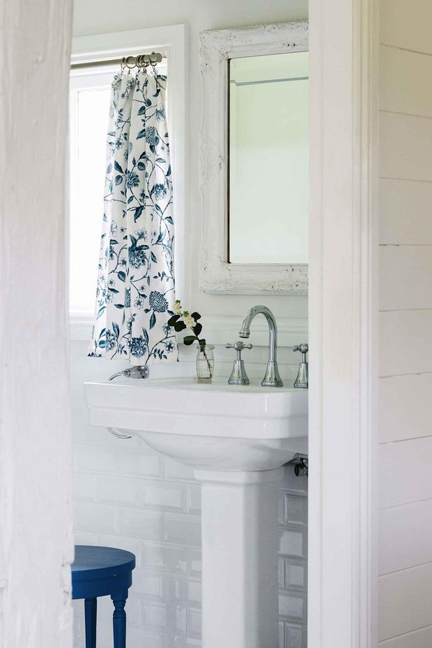 Фотография: Ванная в стиле Прованс и Кантри, Дом, Белый, Голубой, Дом и дача – фото на INMYROOM