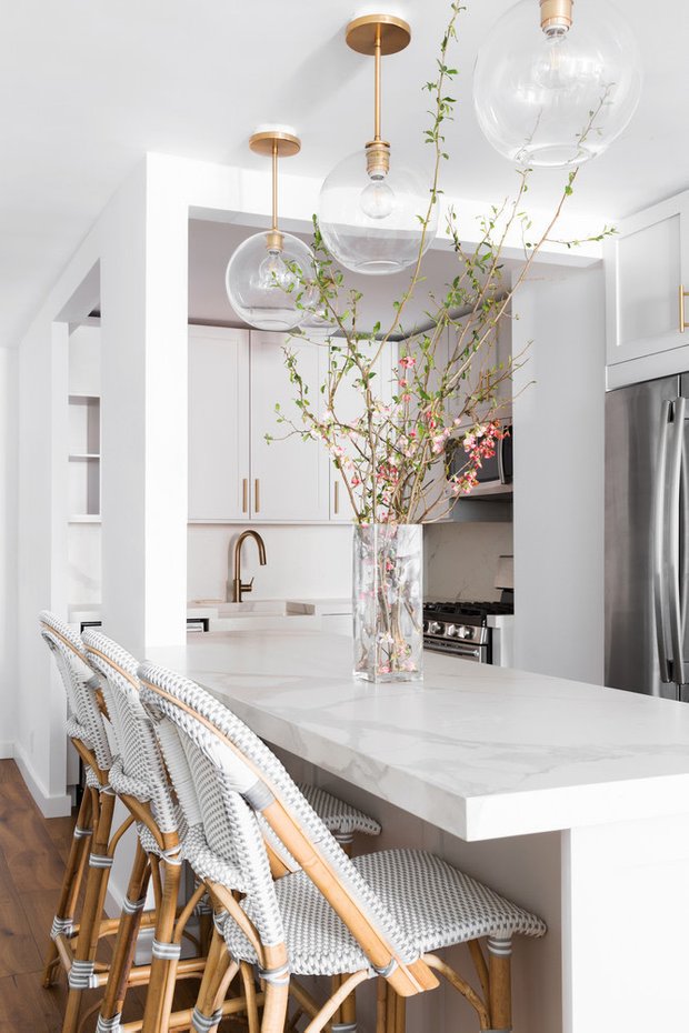 Фотография:  в стиле , Кухня и столовая, Квартира, Белый, Перепланировка – фото на INMYROOM