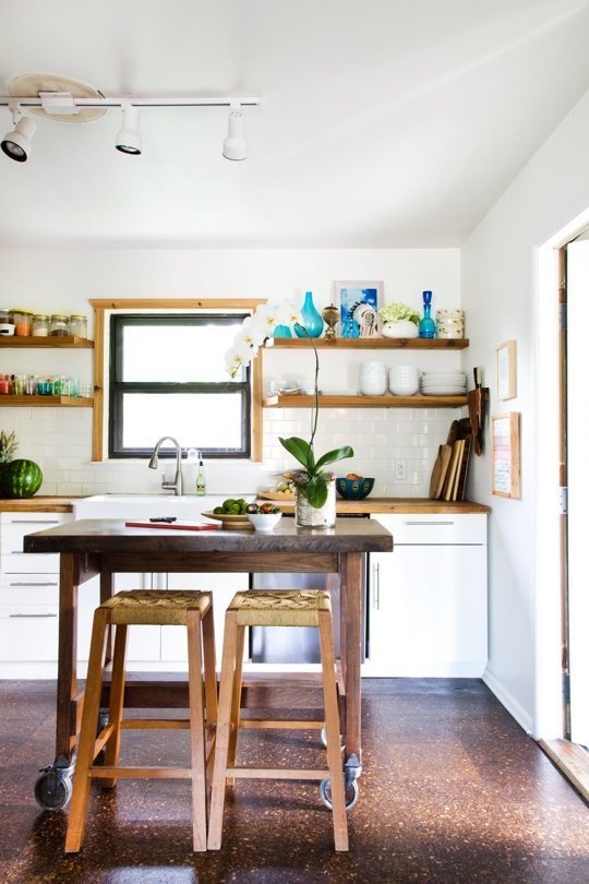 Фотография: Кухня и столовая в стиле Лофт, Интерьер комнат, Полки – фото на INMYROOM