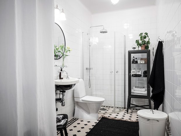Фотография: Ванная в стиле Минимализм, Скандинавский, Декор интерьера, Квартира, Швеция, Белый, Черный, Стокгольм, ИКЕА, хранение вещей, хранение в ванной комнате, 3 комнаты, 60-90 метров – фото на INMYROOM