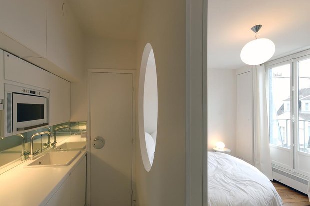 Фотография: Спальня в стиле Современный, Малогабаритная квартира, Квартира, Цвет в интерьере, Белый, Проект недели, Переделка – фото на INMYROOM