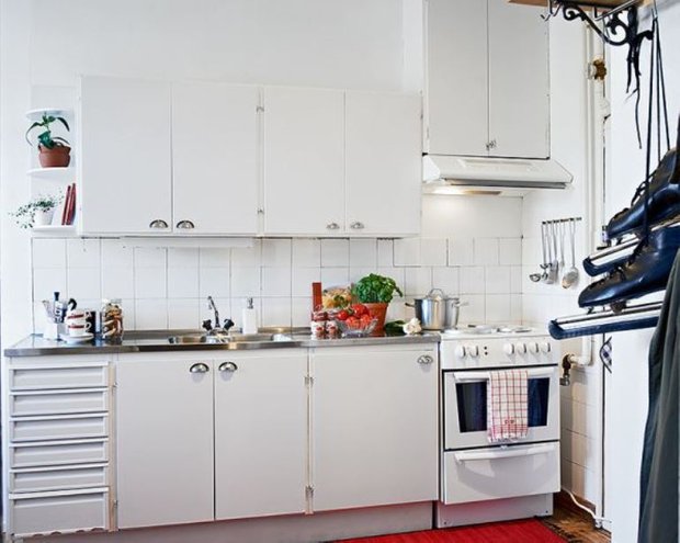 Фотография: Кухня и столовая в стиле Скандинавский, Малогабаритная квартира, Квартира, Цвет в интерьере, Дома и квартиры, Белый, Стена, Пол – фото на INMYROOM