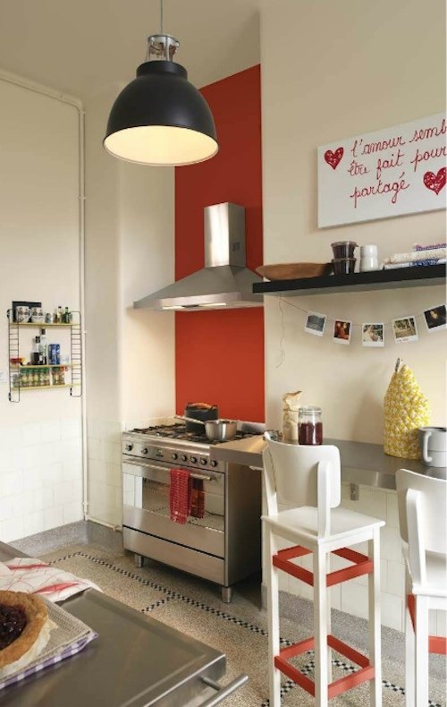 Фотография: Кухня и столовая в стиле Скандинавский, Декор интерьера, Дизайн интерьера, Цвет в интерьере, Красный, Dulux, Розовый – фото на INMYROOM