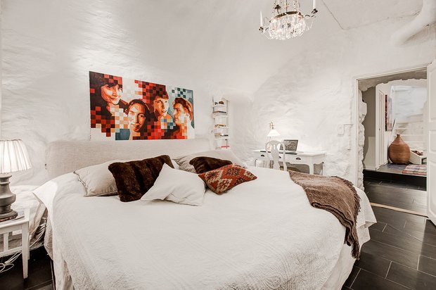 Фотография: Спальня в стиле Скандинавский, Декор интерьера, Квартира, Аксессуары, Мебель и свет, Белый, Красный – фото на INMYROOM