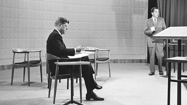 Джон Ф. Кеннеди в «Круглом кресле» Ханса Вегнера в 1960 году