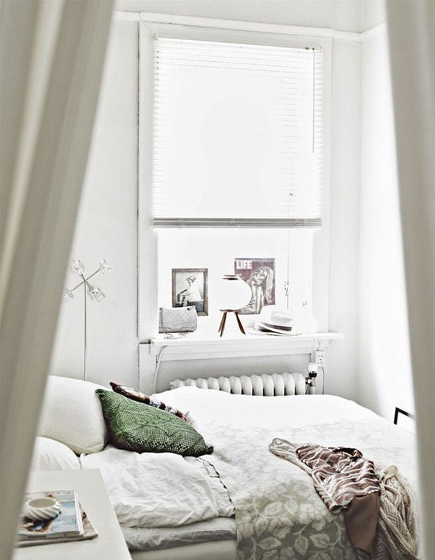 Фотография:  в стиле , Спальня, Малогабаритная квартира, Советы, декор маленькой спальни, обустройство маленькой спальни, как сделать маленькую спальню уютной – фото на INMYROOM