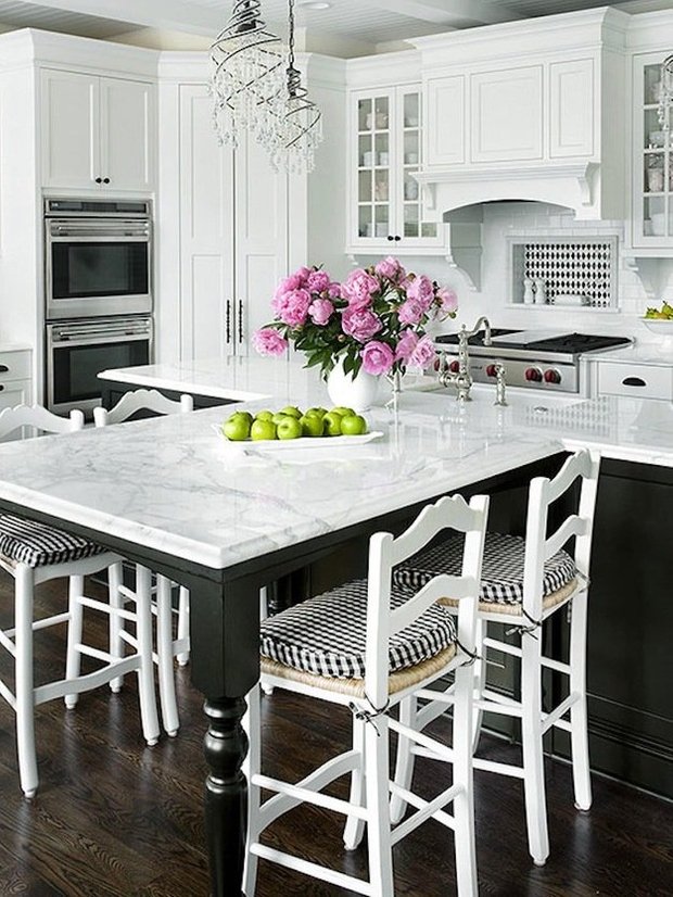Фотография: Кухня и столовая в стиле Прованс и Кантри, Интерьер комнат, Цвет в интерьере, Белый – фото на INMYROOM