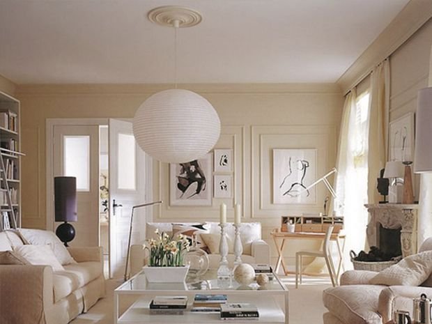 Un lit en hauteur dans un studio en couleur sable Beige living rooms, Living roo