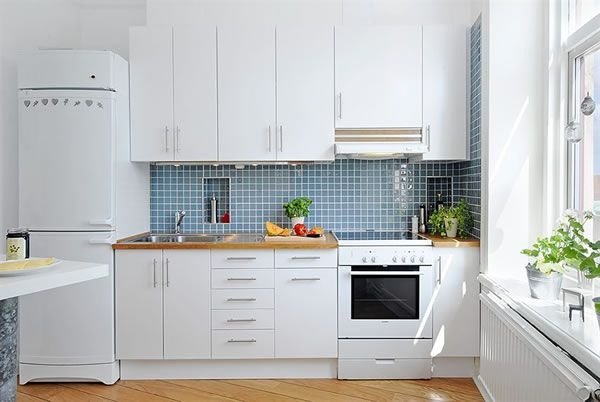 Фотография: Кухня и столовая в стиле Скандинавский, Малогабаритная квартира, Интерьер комнат, Холодильник – фото на INMYROOM