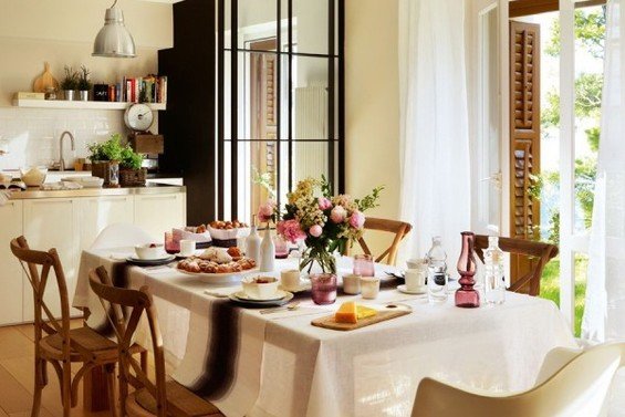 Фотография: Кухня и столовая в стиле Прованс и Кантри, Интерьер комнат, Цвет в интерьере, Белый, Кухонный остров – фото на INMYROOM