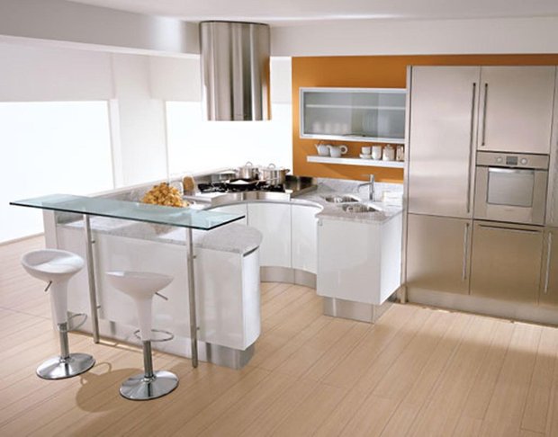 Фотография: Кухня и столовая в стиле Хай-тек, Малогабаритная квартира, Интерьер комнат – фото на INMYROOM
