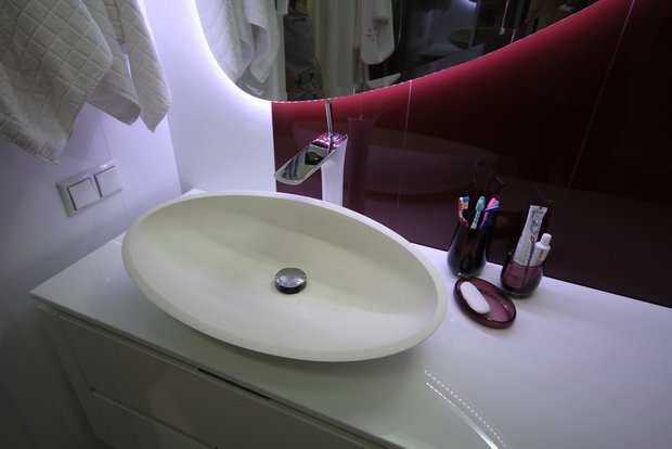 Фотография: Ванная в стиле Современный, Малогабаритная квартира, Квартира, Цвет в интерьере, Дома и квартиры, Белый – фото на INMYROOM
