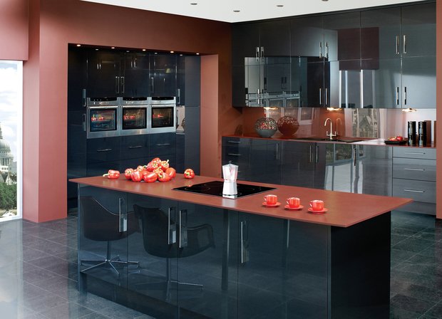 Фотография: Кухня и столовая в стиле Хай-тек, Декор интерьера, Дизайн интерьера, Цвет в интерьере, Черный, Пол – фото на INMYROOM