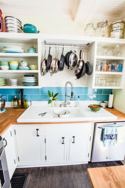 Фотография:  в стиле , Кухня и столовая, Перепланировка, хранение на кухне – фото на INMYROOM