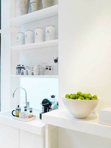 Фотография: Кухня и столовая в стиле Современный, Индустрия, Люди, IKEA – фото на INMYROOM
