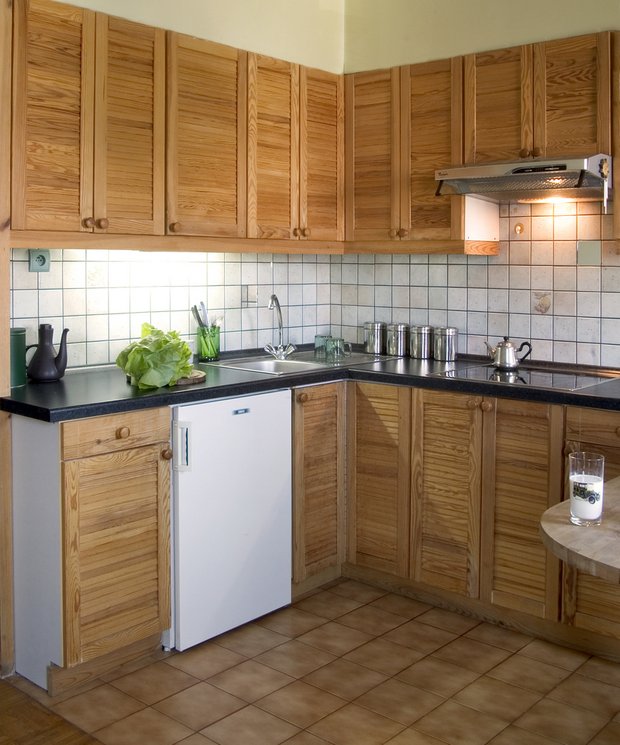 Фотография: Кухня и столовая в стиле Современный, Малогабаритная квартира, Интерьер комнат, Холодильник – фото на INMYROOM