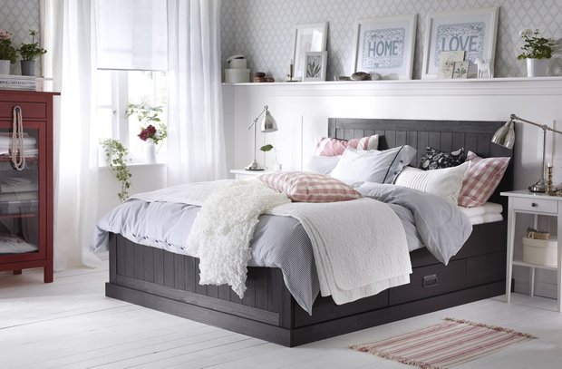 Спальня с деревянной кроватью икеа