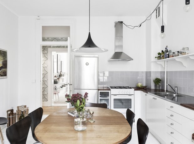 Фотография: Кухня и столовая в стиле Скандинавский, Малогабаритная квартира, Квартира, Декор, Мебель и свет, Белый – фото на INMYROOM