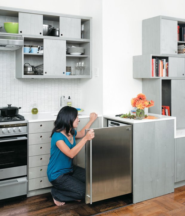 Фотография: Кухня и столовая в стиле Современный, Малогабаритная квартира, Интерьер комнат, Холодильник – фото на INMYROOM