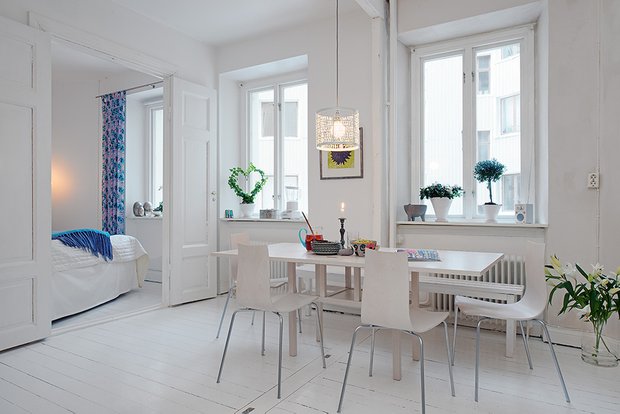 Фотография: Кухня и столовая в стиле Скандинавский, Малогабаритная квартира, Квартира, Швеция, Цвет в интерьере, Дома и квартиры, Белый – фото на INMYROOM