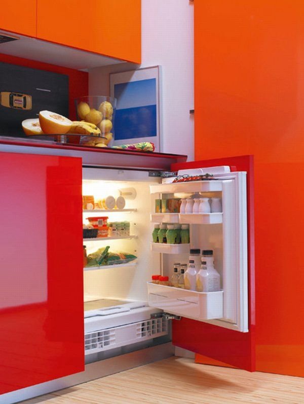 Шкафчики над холодильником на кухне