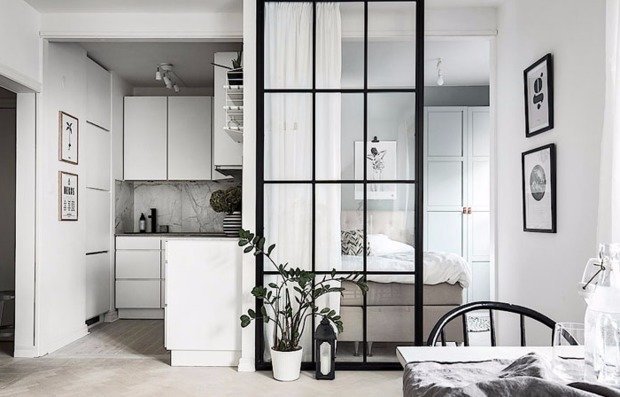 Маленькая скандинавская квартира со спальней на кухне